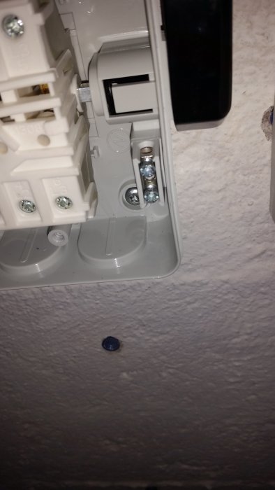 Elektriskt kabinett med blockerad kabelgenomföring av hårdplast som behöver öppnas.