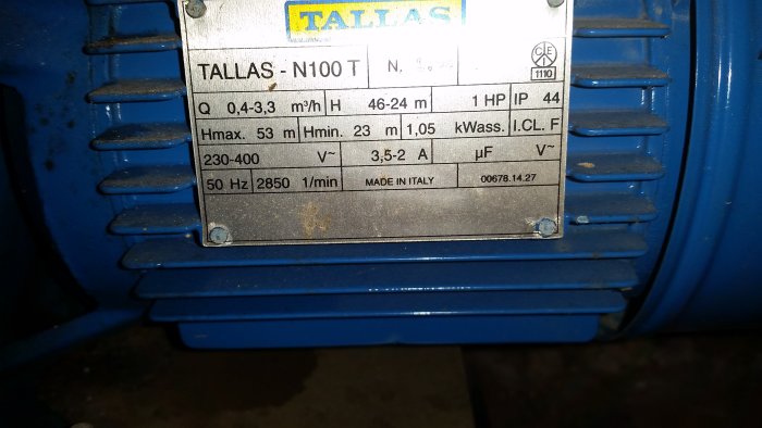 Teknisk etikett på en elektrisk apparat med specifikationer, märkt TALLAS N100T, visande volt, ampere och andra enheter.
