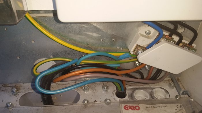 Elkopplingar i en installationslåda med klippta neutralledare och utgående matningskablar.