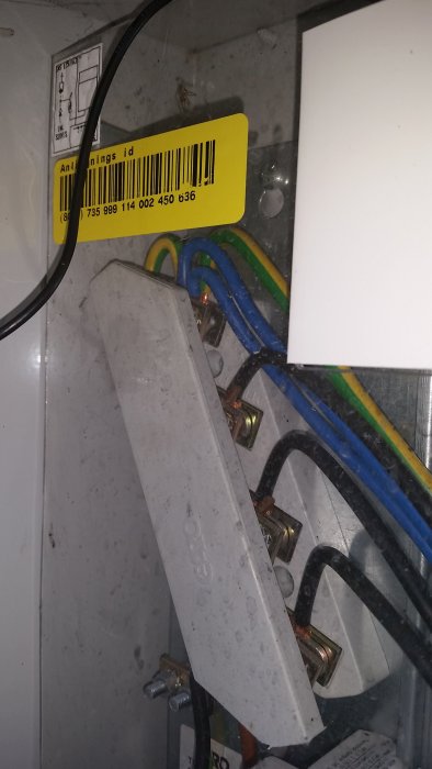 Elkopplingar i skåp med klippta neutralledare och utgående kablar.