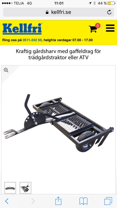 Kraftig gårdsarv för trädgårdstraktor eller ATV med gaffeldrag och metallnät på en webbplats.
