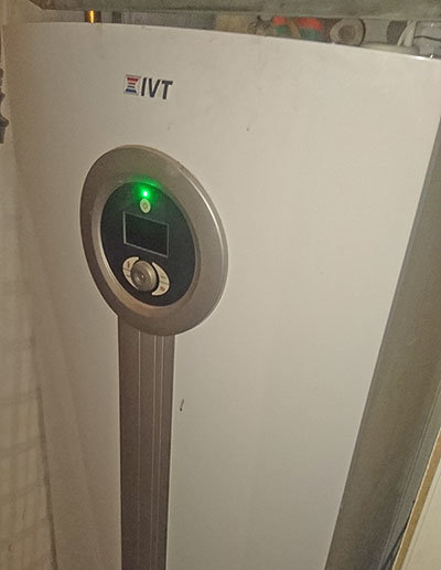 IVT bergvärmepump med grön indikatorlampa tänd och frågor om extern volymökare eller värmeväxlare.