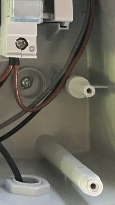 Två stycken 2,5 EK kablar med ändhylsa i klämma för poolvärmestyrning.