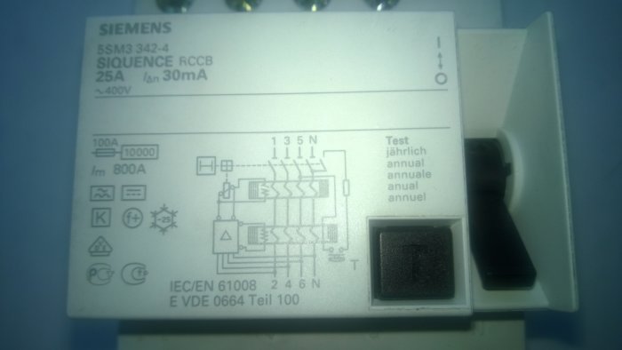 Siemens jordfelsbrytare 25A med schematisk symbolik och specifikationer, testknapp, samt på/av-vippa.