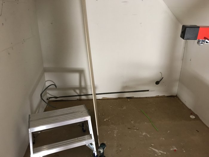 Renoveringsarbete av övervåningsrum, visar gipsskivor och el-förberedelser för taklampor.