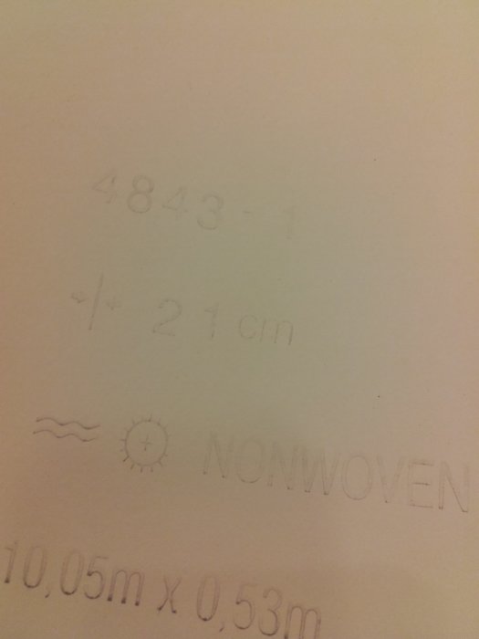 En präglad tapetrulle med beteckningen '4843-1' och märkning 'NONWOVEN', 10,05m x 0,53m storlek.