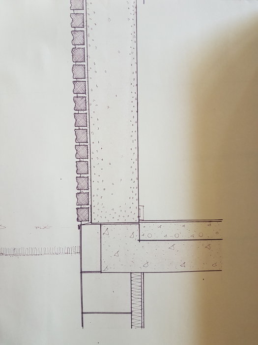 Teknisk ritning av genomskärning av källarvägg med detaljer och mått markeringar.