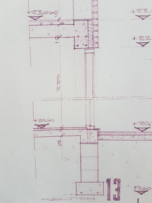 Arkitektonisk genomskärning av källarvägg och golvkonstruktion med mätningar och detaljer.