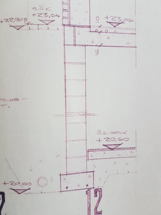 Arkitektonisk genomskärning av en byggnad med källarvägg och golv ovanvåning markerade med mått.