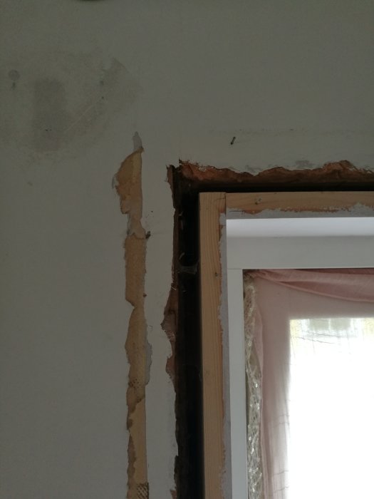Fönsterkarm med en glipa mellan karm och vägg samt borttaget foder i ett renoveringsprojekt.