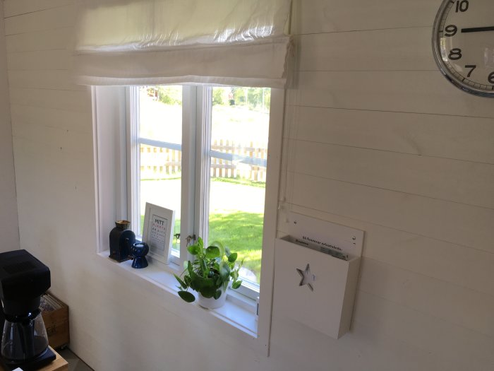 Interiör av ett uterum med fönster, inredningsdetaljer och nyinstallerade klackfoder.