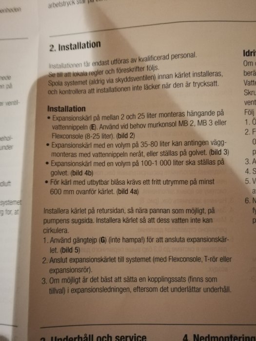 Fotografi av en installationsmanual med text och instruktioner för hur man installerar ett expansionskärl med rekommendation att använda gängtejp istället för hampa.