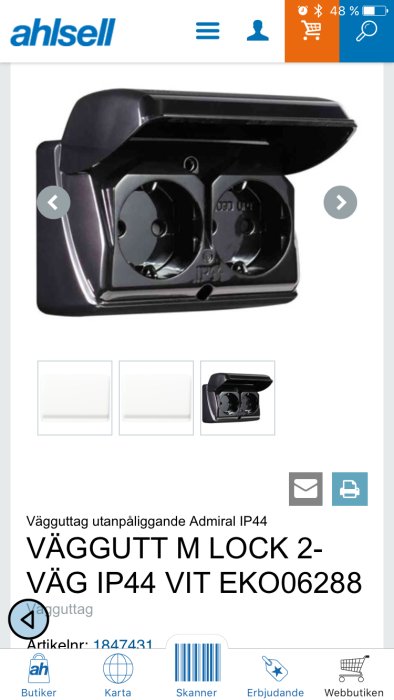 Vägguttag med dubbla uttag och ett gemensamt svart lock i öppet läge på en Ahlsell-produktsida