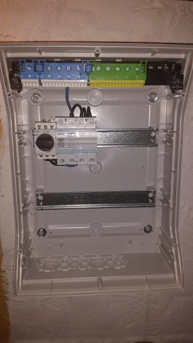 Nyinstallerad elektrisk central med jordfelsbrytare, neutralledplint och tomma modulplatser.