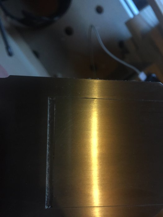 Närbild på en träyta hyvlad med Veritas bevel up smoother som visar långa ådringar och en reflektion av ljuset.