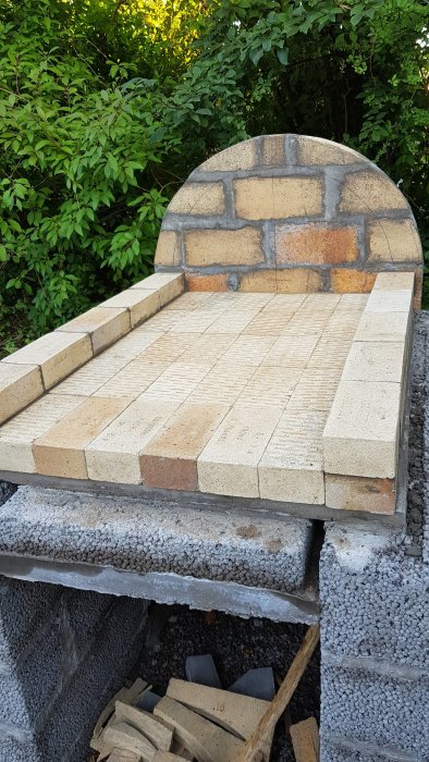 Konstruktion av en hemmagjord vedeldad pizzaugn med tegelstenar och skamolx-plattor.