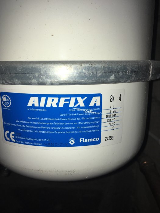 Expansionskärl med etikett som visar tryck- och kapacitetsinformation, märkt 'AIRFIX A'.