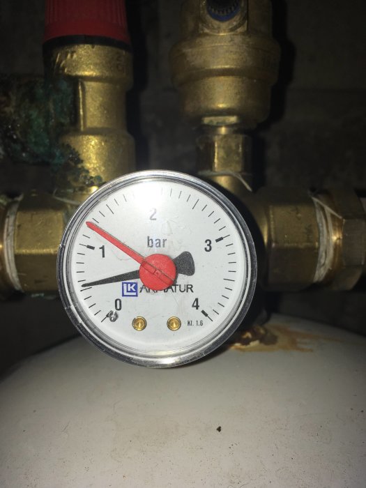 Manometer på tryckkärl visar 0.5 bar, bekymrad över fallande tryck.