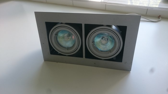 Dubbel spotlightarmatur med 2x35W halogenlampor och synlig brännmärkning på höger sida.
