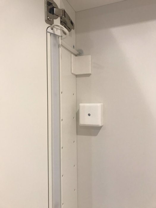 Nyinstallerad strömbrytare och manöverpanel för golvvärme i ett vitmålat badrum.