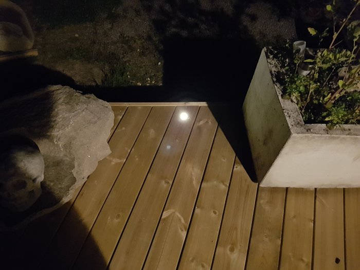 Altan med installerade Cosa 45 lampor som lyser upp trädäcket i mörkret.