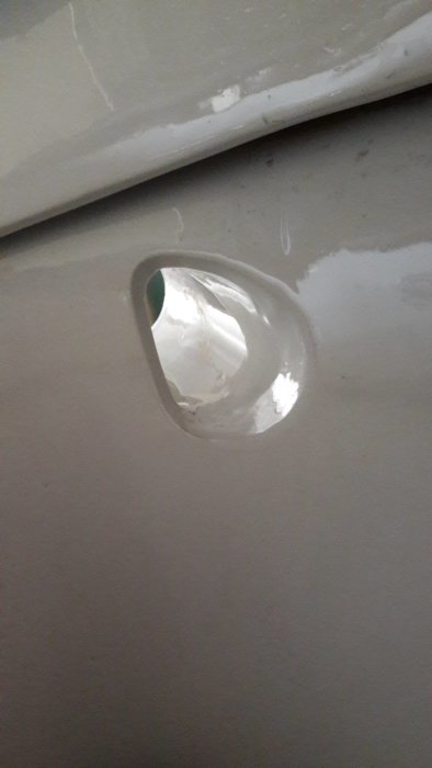 Närbild av ett litet hål på en toalettstol som diskuteras för dess lämplighet för urinseparering.