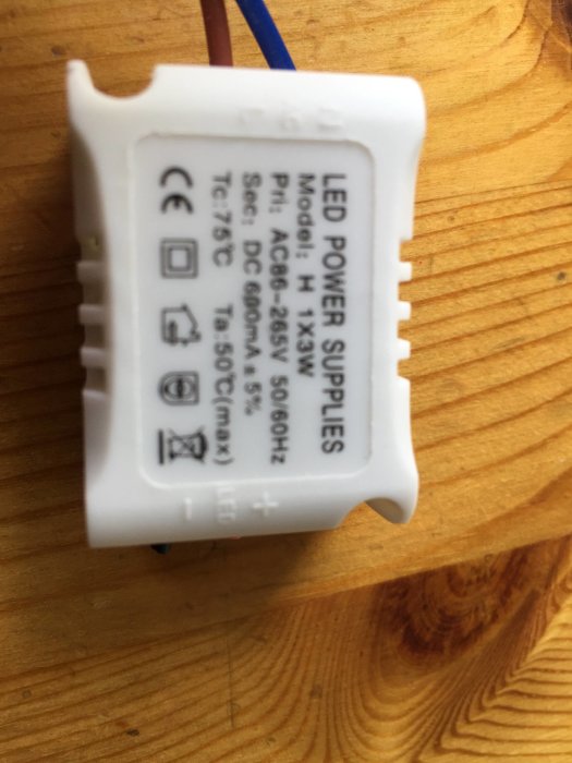 LED-drivdon på träyta med tekniska specifikationer synliga.