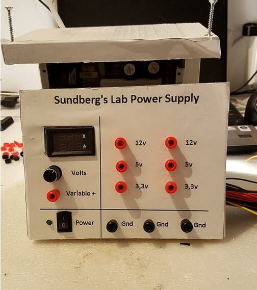 DIY justerbar lab strömförsörjning i träram med knappar och anslutningar för 3,3v, 5v och 12v.