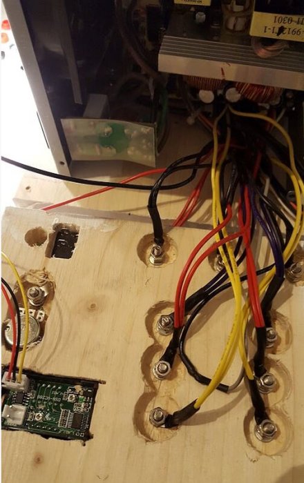 DIY justerbar strömförsörjning med färdiga kabelhärmar och träram med elektroniska komponenter.