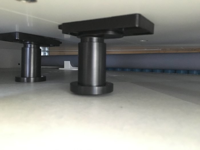 Installation av 50mm rör med 2cm fall under golv med synliga stödben.