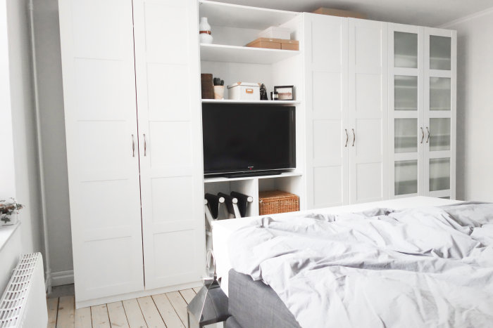 Vit sovrumsinredning med fyra PAX-garderober från IKEA och tomrum bredvid.
