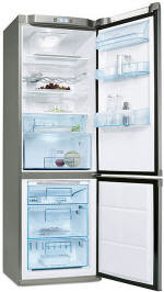 Electrolux ERF 37400W kylskåp med öppna dörrar, visande inre hyllor och fack.