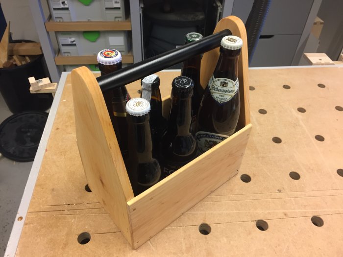 Hemmagjord trä-ölhållare "Beer caddie" med sex flaskor öl, gardinstångshandtag och mässingsspikar.