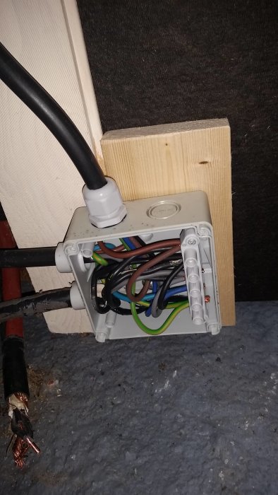 Ny elmatning kopplad i kopplingsdosa fastsatt i tak, med synliga neutralledare och avtagen åskledare.