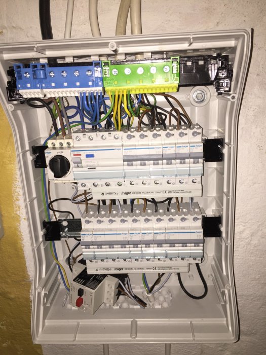 Elektriskt skåp med kopplade säkringar, ledningar och en temporär lösning med en öppen kretsbrytare.