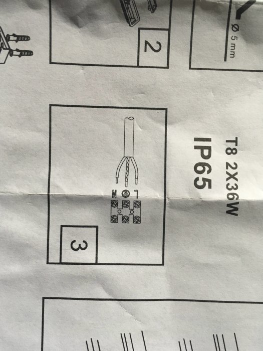 Instruktionsbild som visar en ett kablage för belysning med tre kablar och anslutningsplintar.