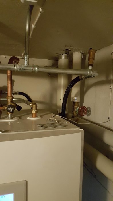 Bergvärmepump och kopplade rörinstallationer i en villa från 60-talet där en läcka uppstått.