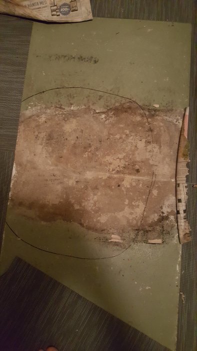 Uppbrytet betonggolv i en villa med markerad del där en misstänkt vattenläcka från nergjutna rör ska åtgärdas.