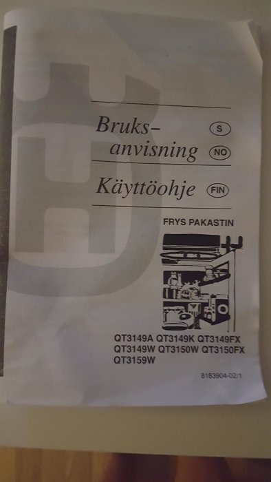 Bruksanvisning för Husqvarna Electrolux frysmodeller, bläddrad med text på svenska och finska.
