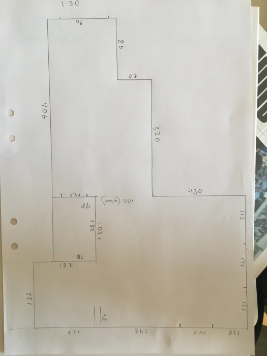 Handritad skiss av en planlösning för en lägenhet med måttangivelser.