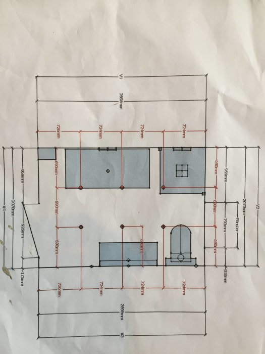 Ritning av ett badrumsrenoveringsprojekt med måttangivelser, duschhörna, badkar och WC.