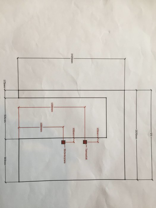 Ritning av ett badrums renoveringsprojekt med dimensioner och layout för WC, badkar och dusch.