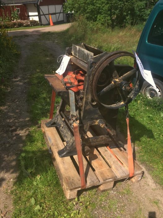 Gammal rikthyvel från Jonsereds fabriker på en träpall utomhus, med spånavgränsare och unik kortare storlek.