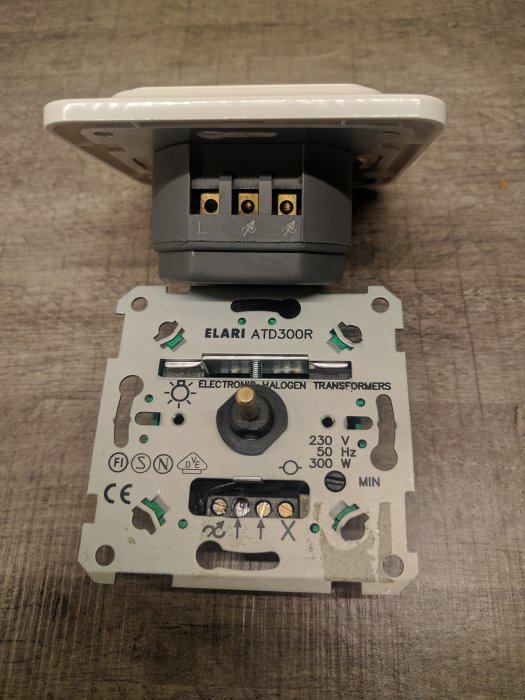 Elektronisk transformator för halogenlampor med instruktioner och kopplingsdetaljer.