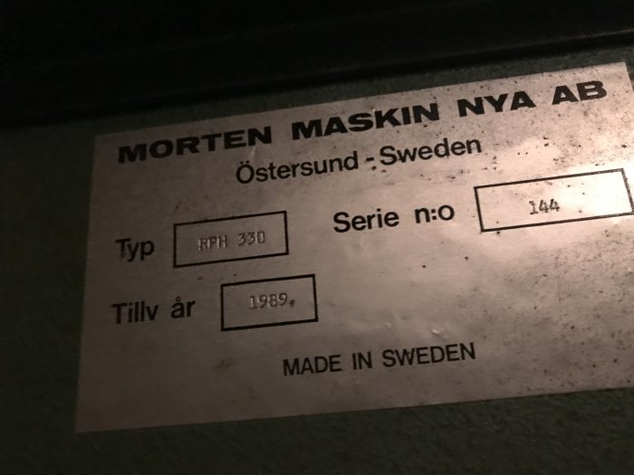 Typskylt på en MORTEN MASKIN RPH 330 från 1989, framtagen för diskussion om maskinrenovering.