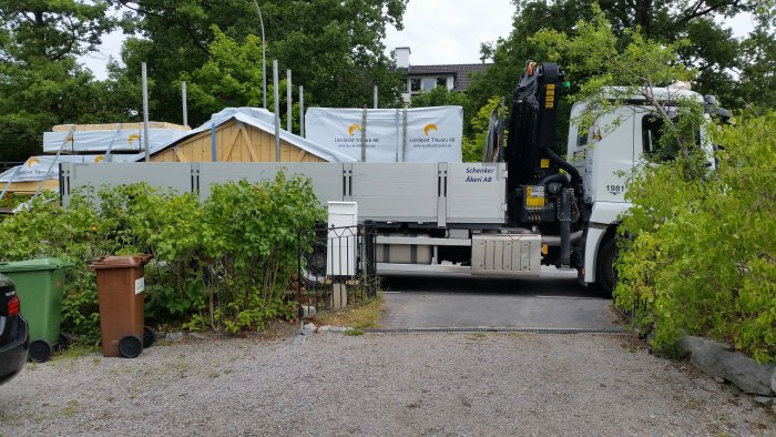 Leverans av byggsats för garage och carport från Lundqvist Trävaru AB med kranbil.