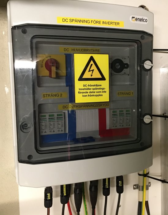 Elcentral med märkningar och kablar för DC spänning före inverter, inklusive huvudbrytare och överspänningsskydd.