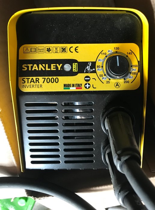 Svetsmaskin från Stanley modell STAR 7000 med inställningsknopp för strömstyrka, märkt med amperetal och elektroddimensioner.