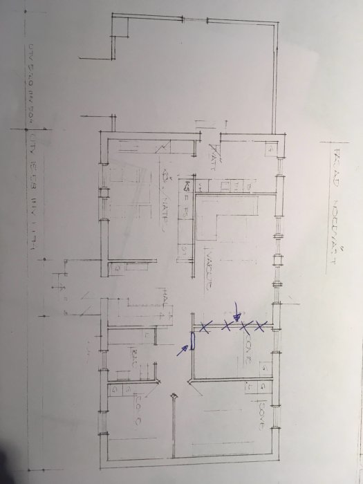 Ritning av husets planlösning med markerad vägg där det finns reglar för att avgöra om väggen är bärande.