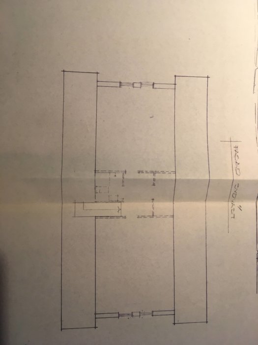 Ritning av husplan med markerad innervägg där reglar är utplacerade för att identifiera bärande vägg.